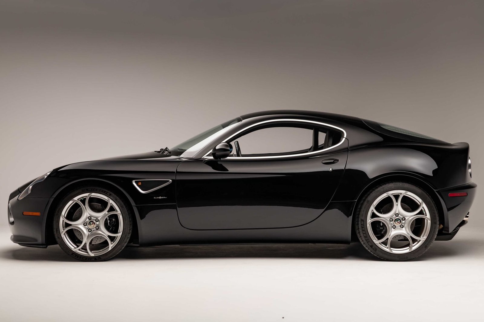 9k-Mile 2008 Alfa Romeo 8C Competizione photo 4