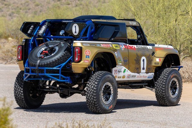 2023 Ford Bronco DR photo 2