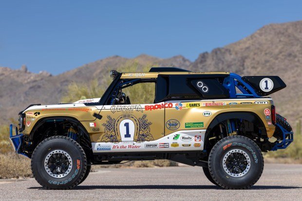 2023 Ford Bronco DR photo 3