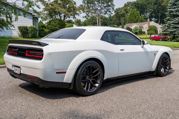 10k-Mile 2018 Dodge Challenger SRT Hellcat Widebody 6-Speed photo 2