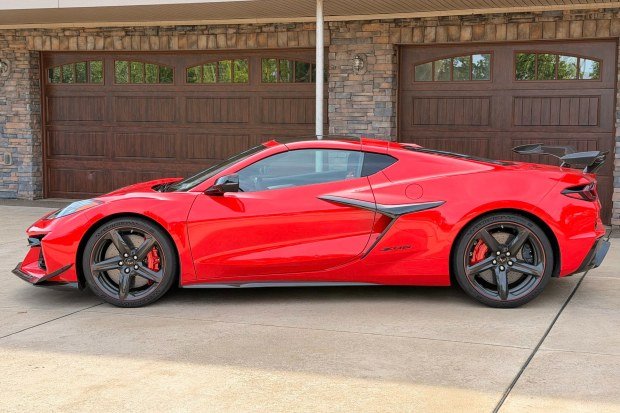 244-Mile 2024 Chevrolet Corvette Z06 Coupe 3LZ Z07 photo 3