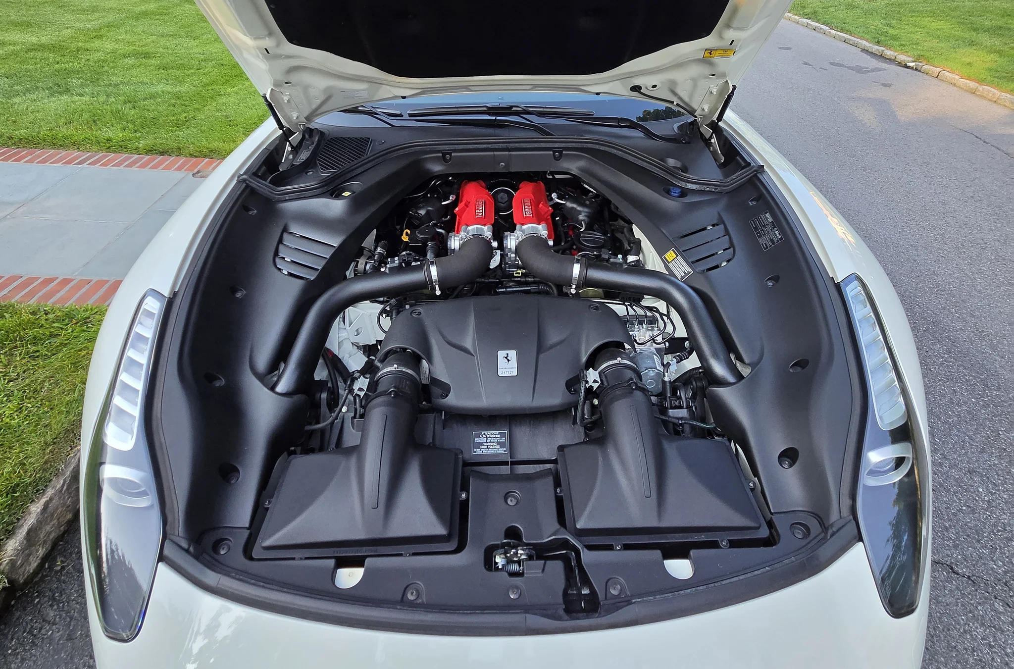 9k-Mile 2016 Ferrari California T photo 4