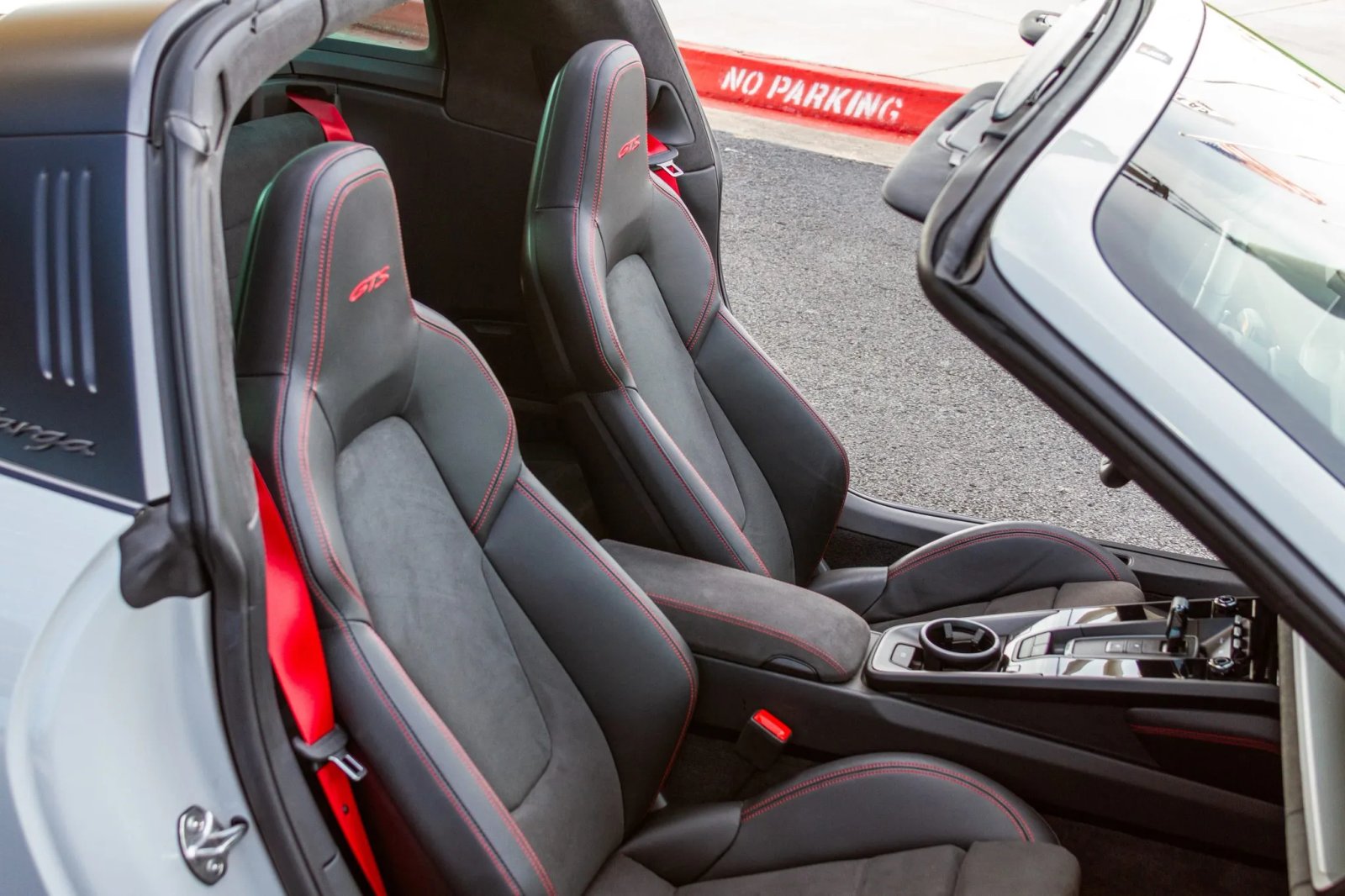 2024 Porsche 911 Targa 4 GTS photo 4