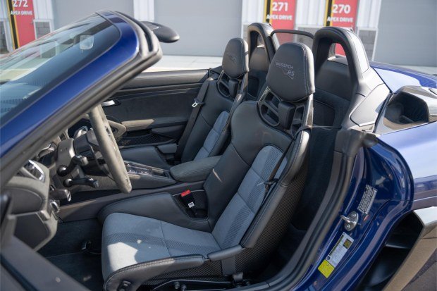 2025 Porsche 718 Spyder RS Weissach photo 4