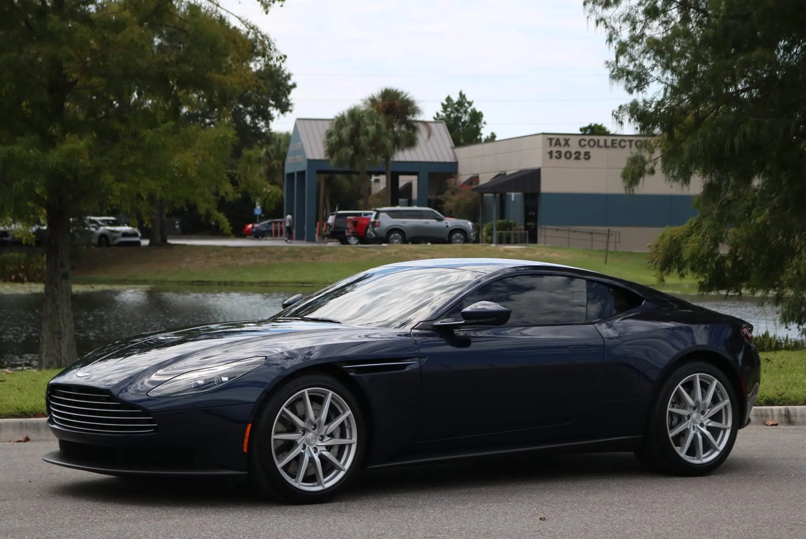 2020 Aston Martin DB11 V8 Coupe photo 3