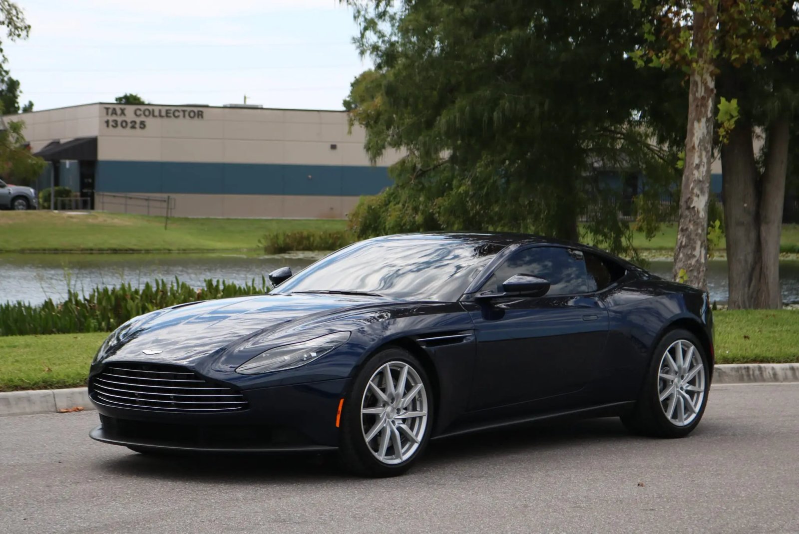 2020 Aston Martin DB11 V8 Coupe photo 4