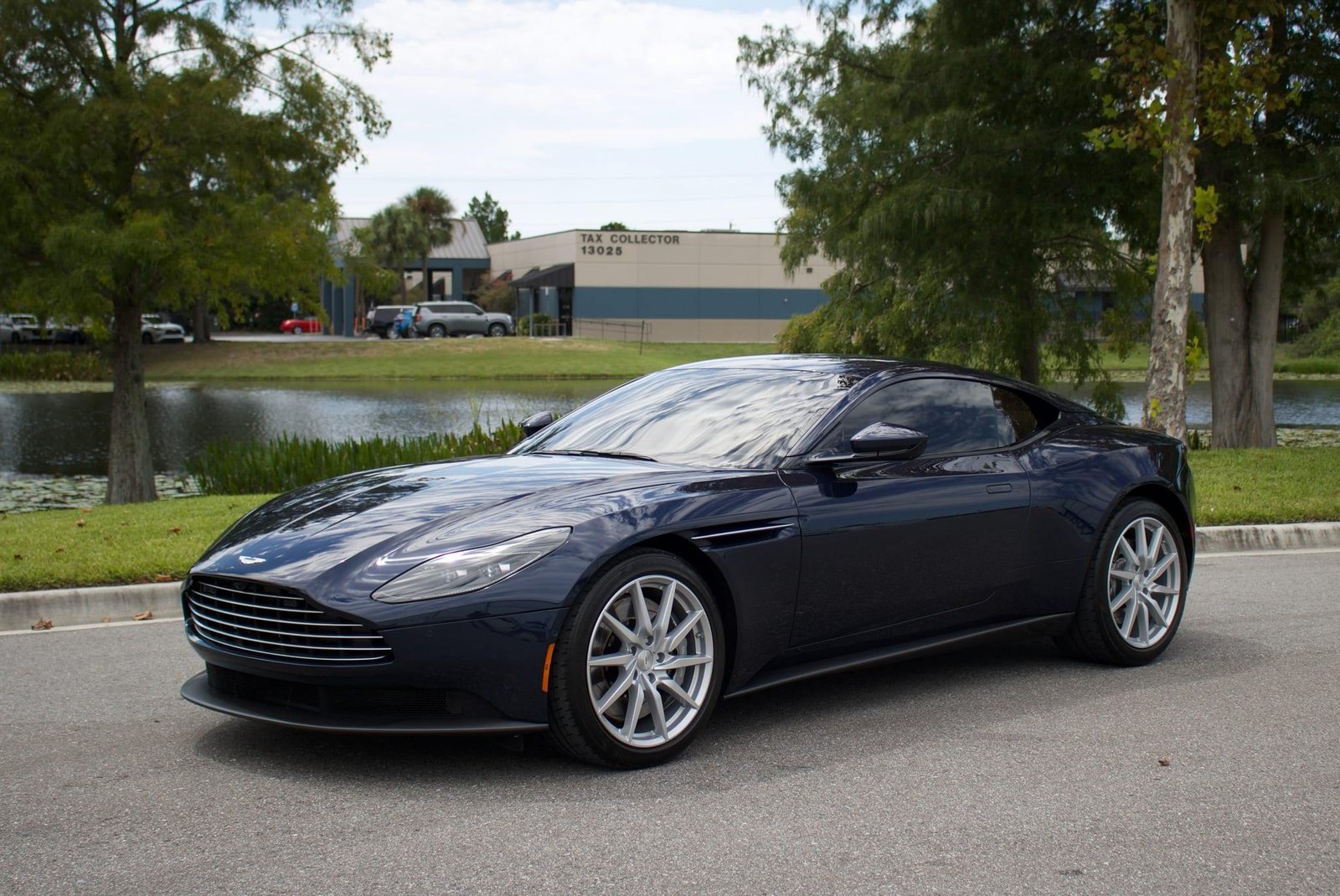 2020 Aston Martin DB11 V8 Coupe photo 5