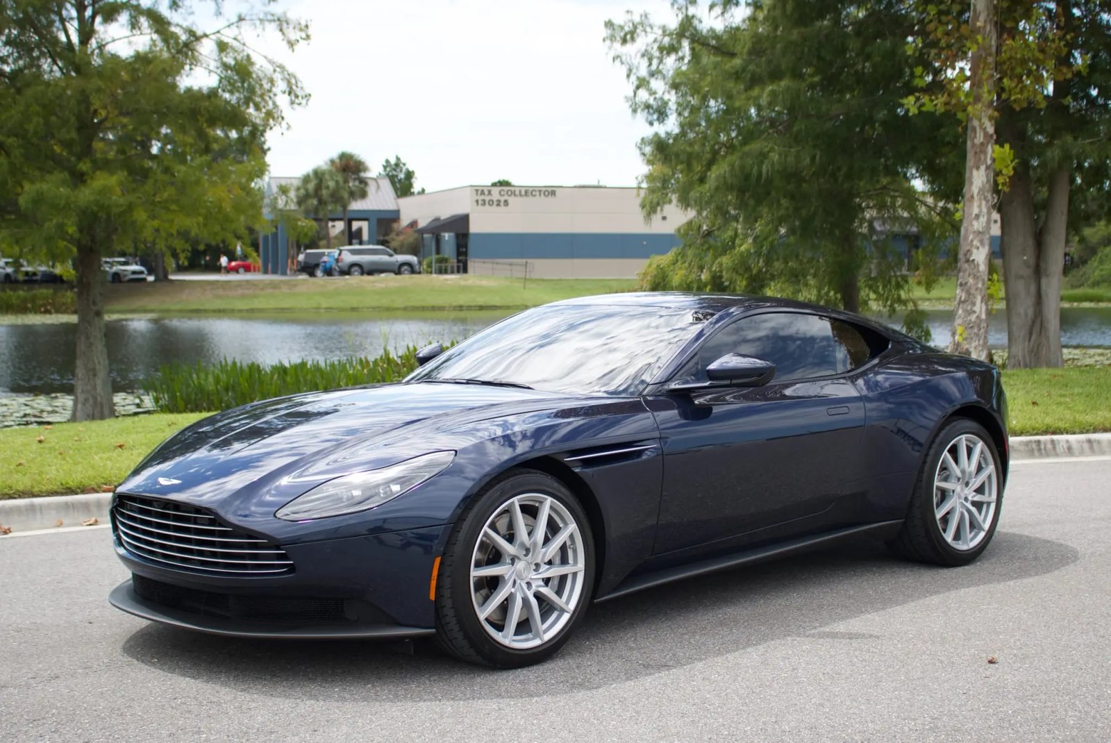 2020 Aston Martin DB11 V8 Coupe photo 6