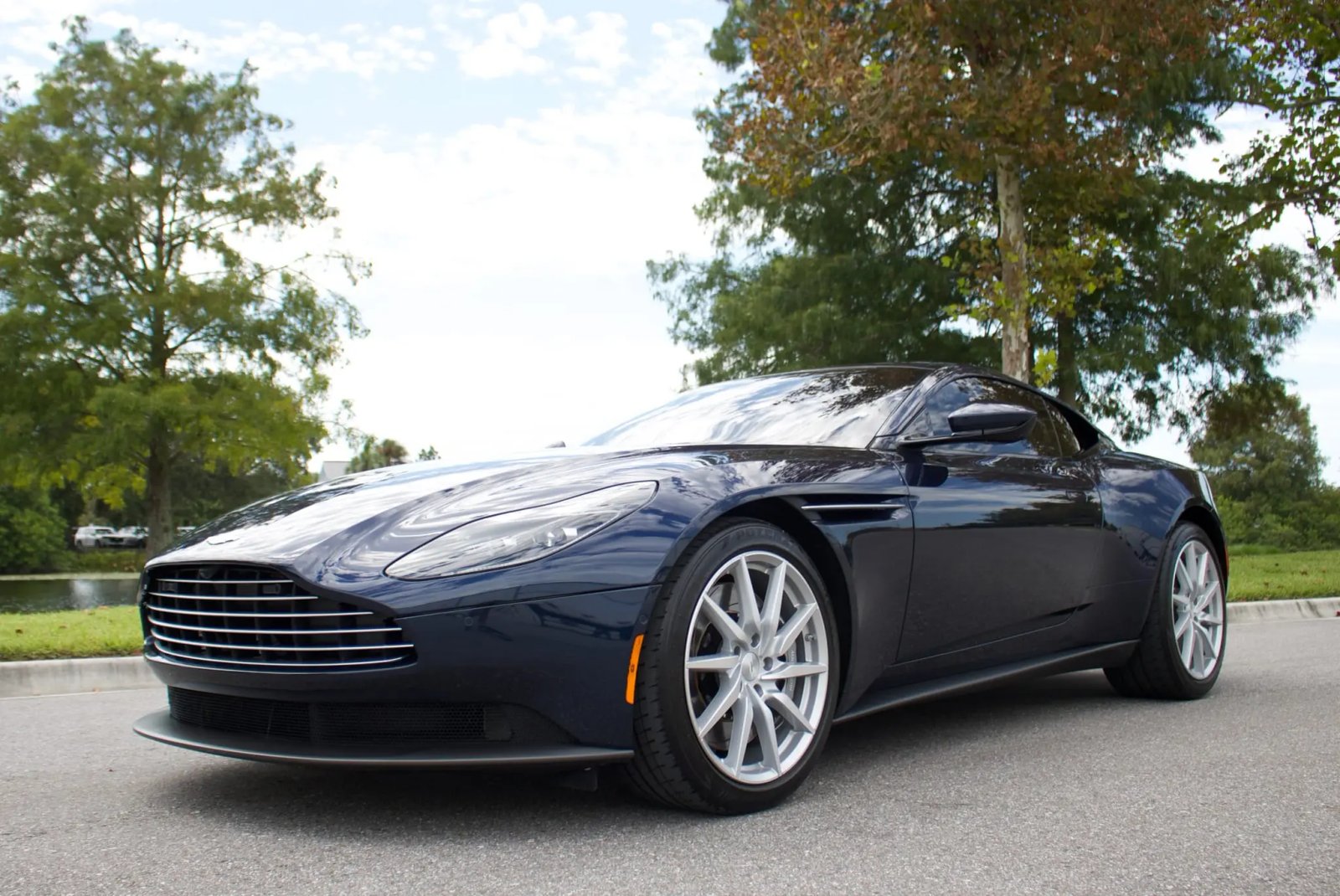 2020 Aston Martin DB11 V8 Coupe photo 7