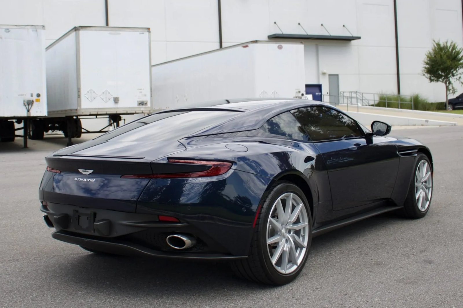 2020 Aston Martin DB11 V8 Coupe photo 2