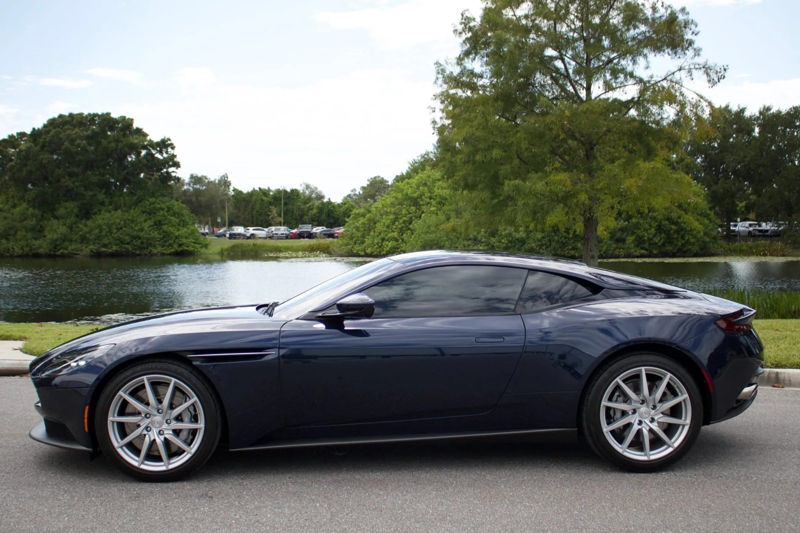 2020 Aston Martin DB11 V8 Coupe photo 3