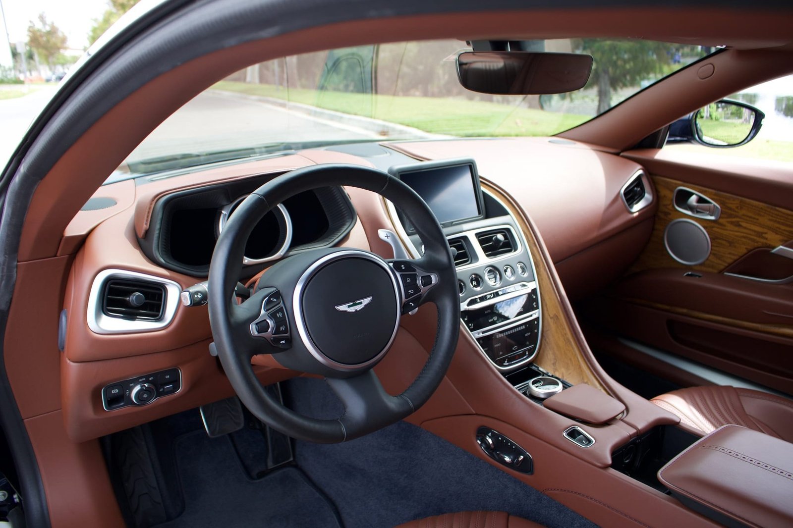 2020 Aston Martin DB11 V8 Coupe photo 5