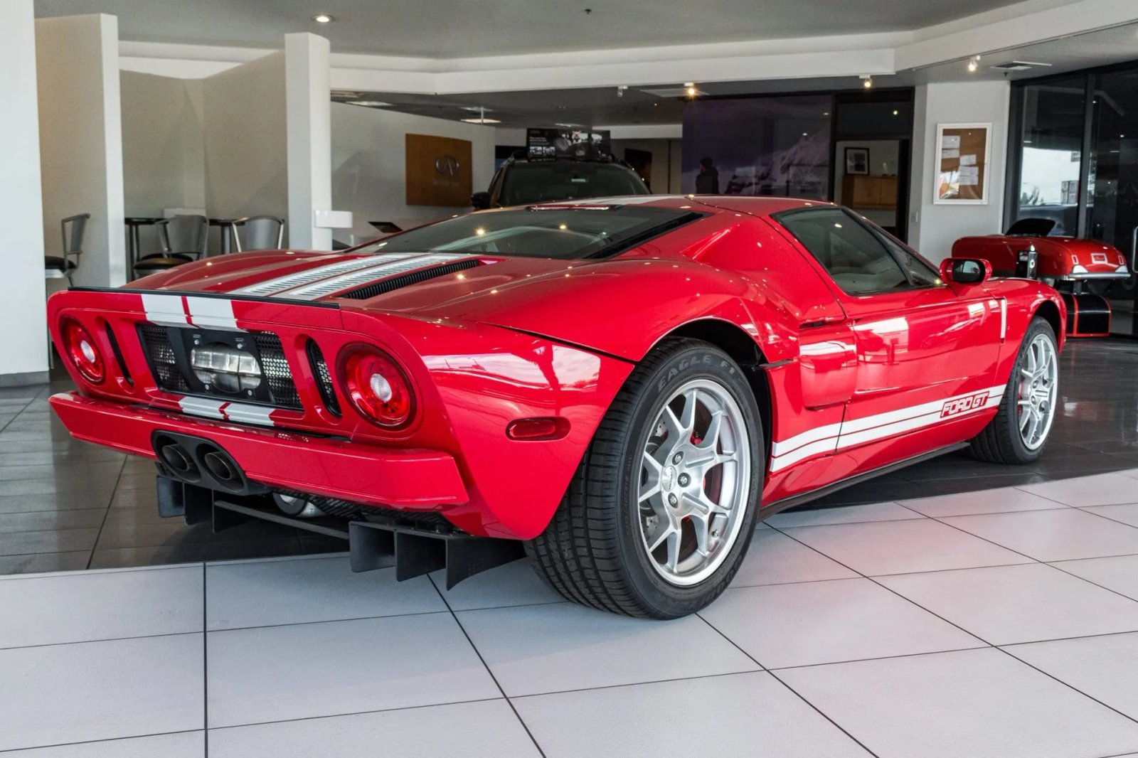 166-Mile 2005 Ford GT photo 2