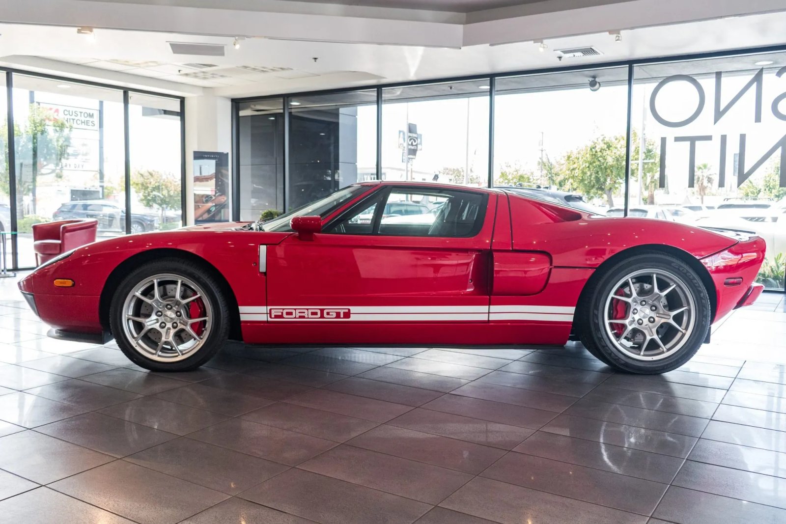 166-Mile 2005 Ford GT photo 3