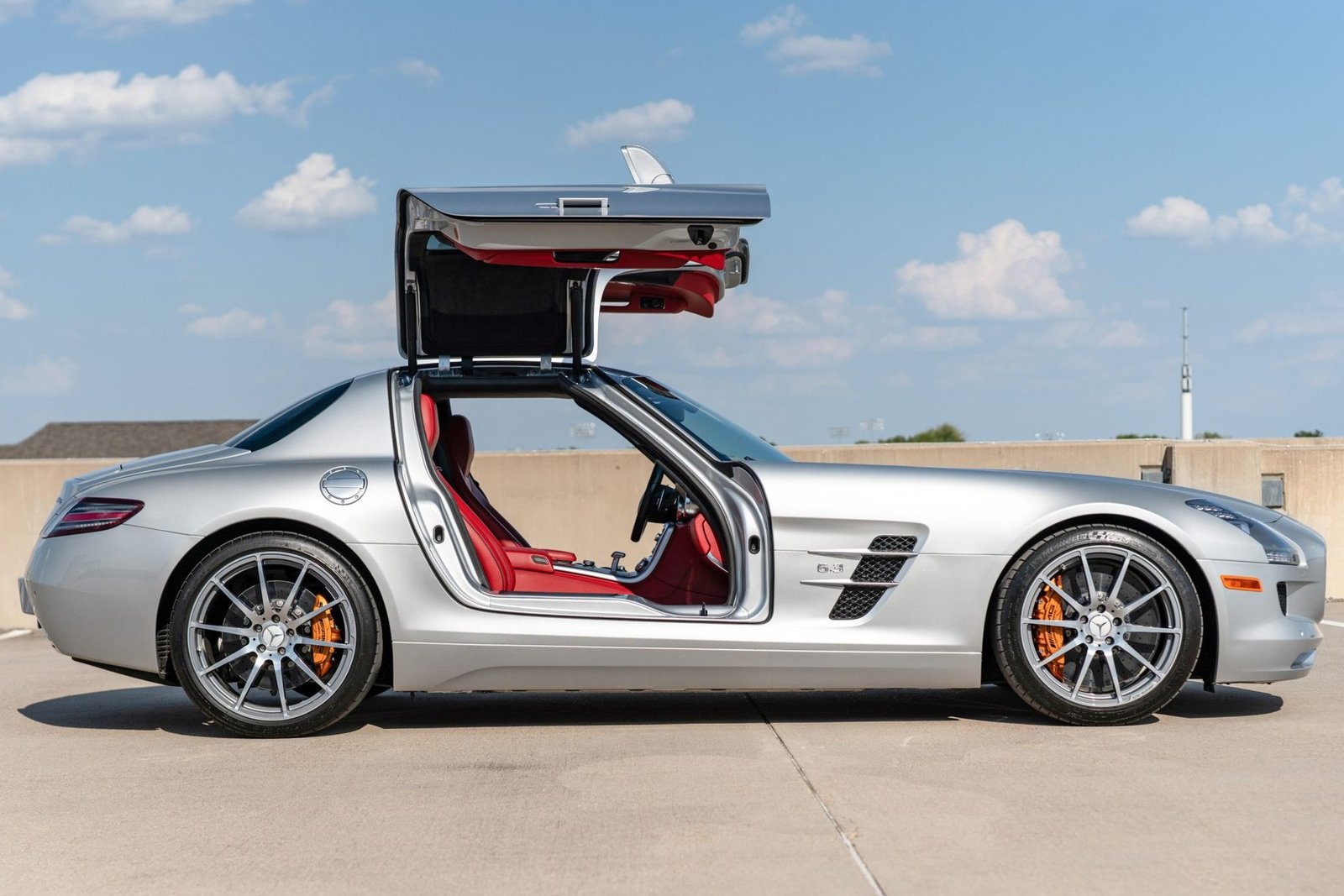 20k-Mile 2011 Mercedes-Benz SLS AMG photo 3