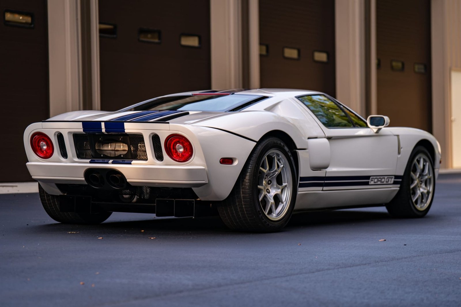 9k-Mile 2006 Ford GT photo 2