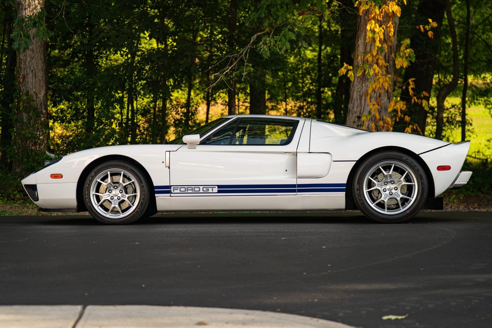 9k-Mile 2006 Ford GT photo 3