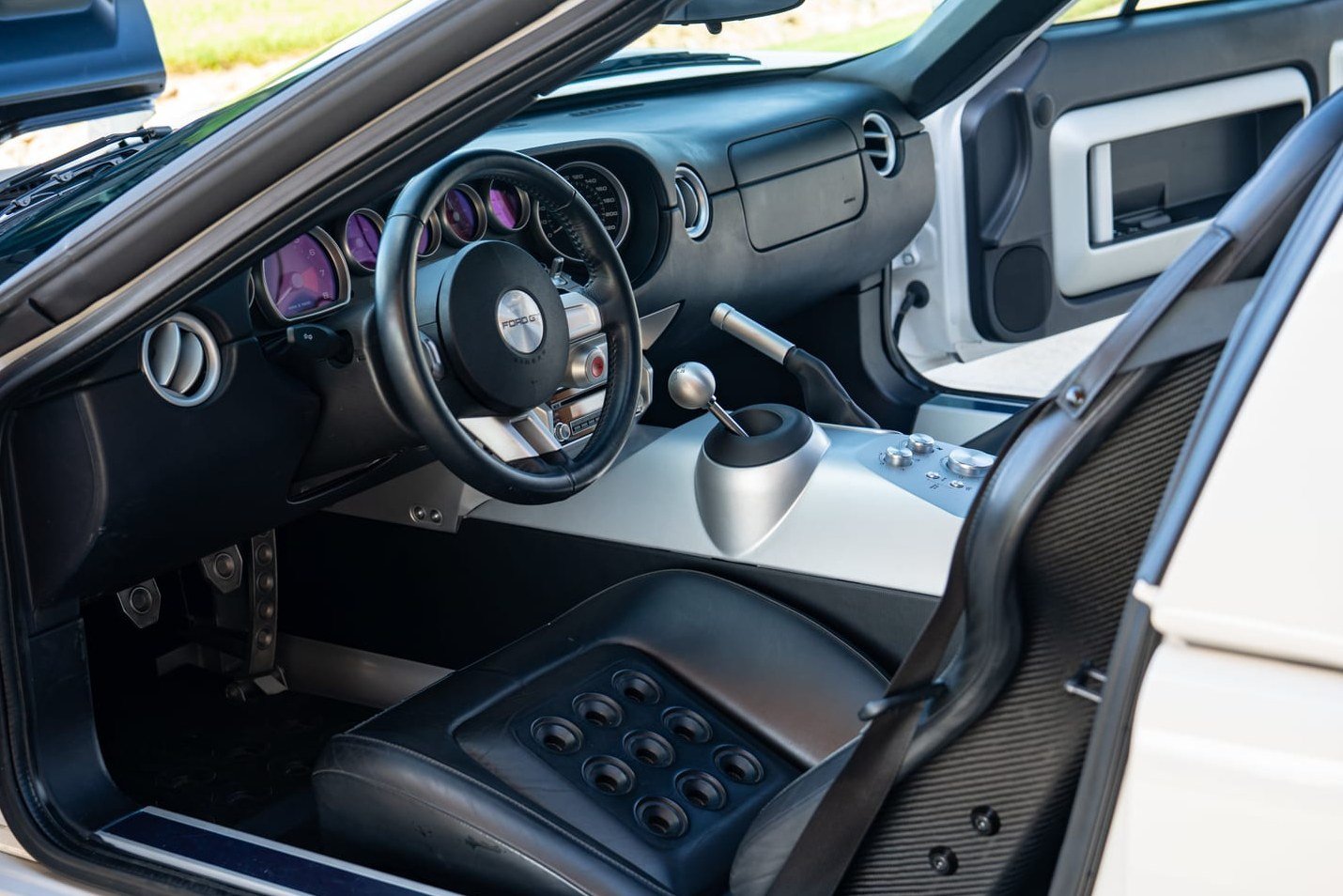 9k-Mile 2006 Ford GT photo 5