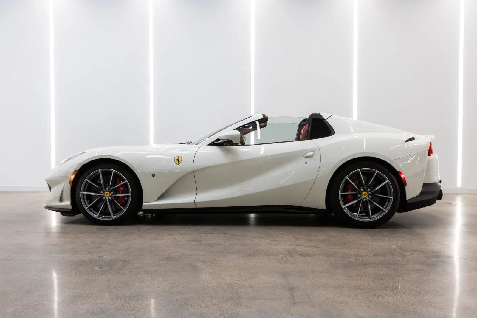 2,200-Mile 2022 Ferrari 812 GTS photo 3