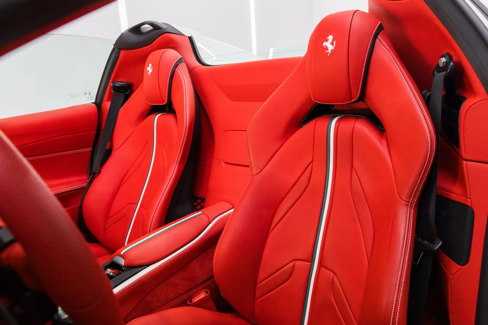 2,200-Mile 2022 Ferrari 812 GTS photo 4