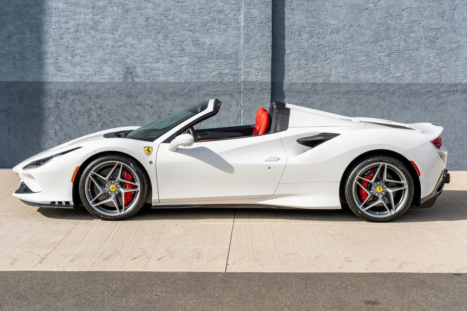 1,400-Mile 2023 Ferrari F8 Spider photo 3