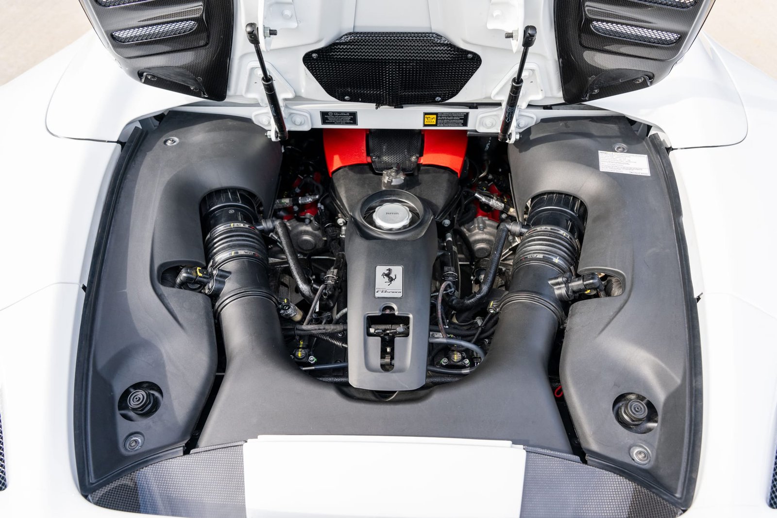 1,400-Mile 2023 Ferrari F8 Spider photo 6