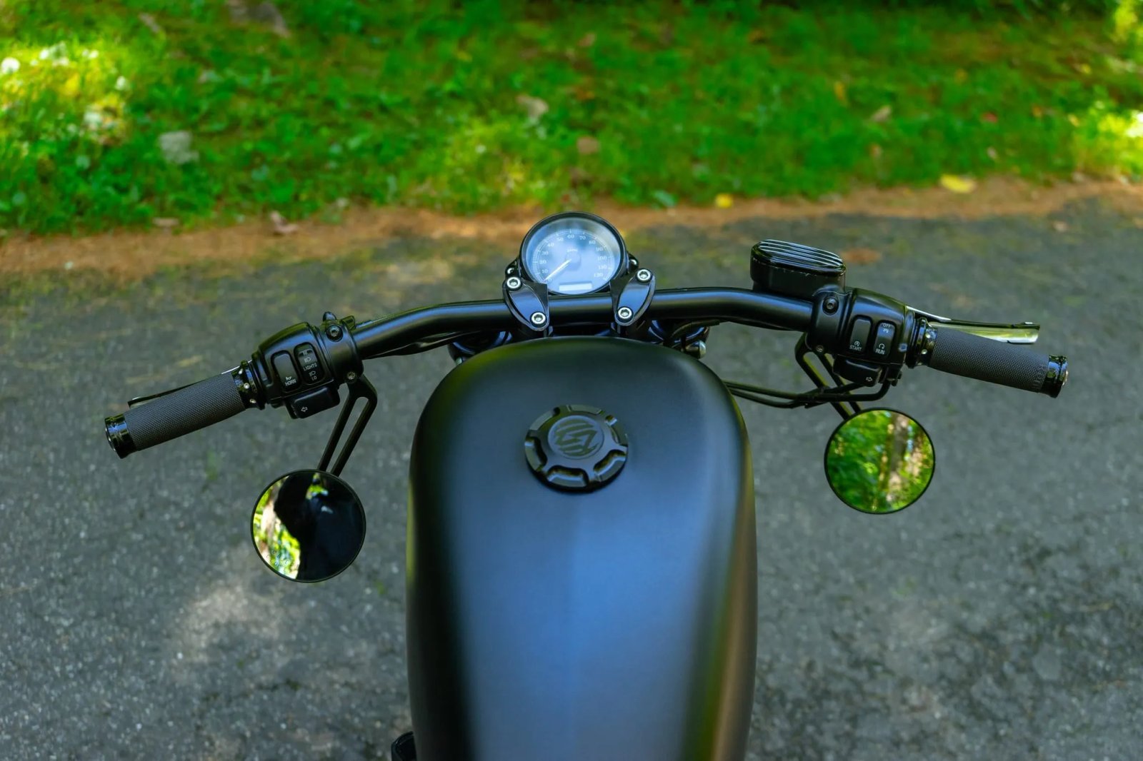 Modified 2009 Harley-Davidson Sportster Iron 883 photo 4
