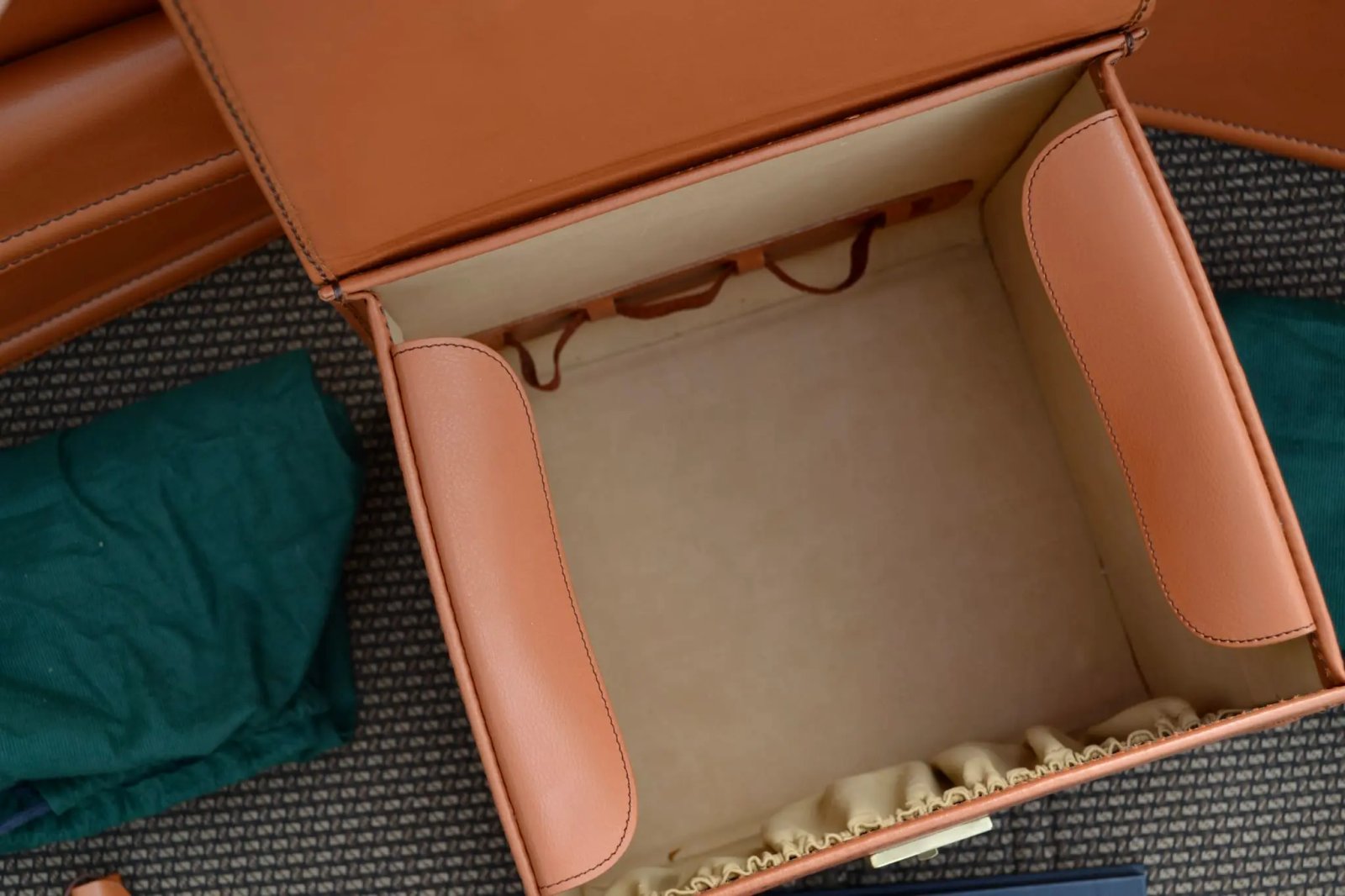 Three-Piece Luggage Collection for Ferrari 456 by Schedoni photo 3