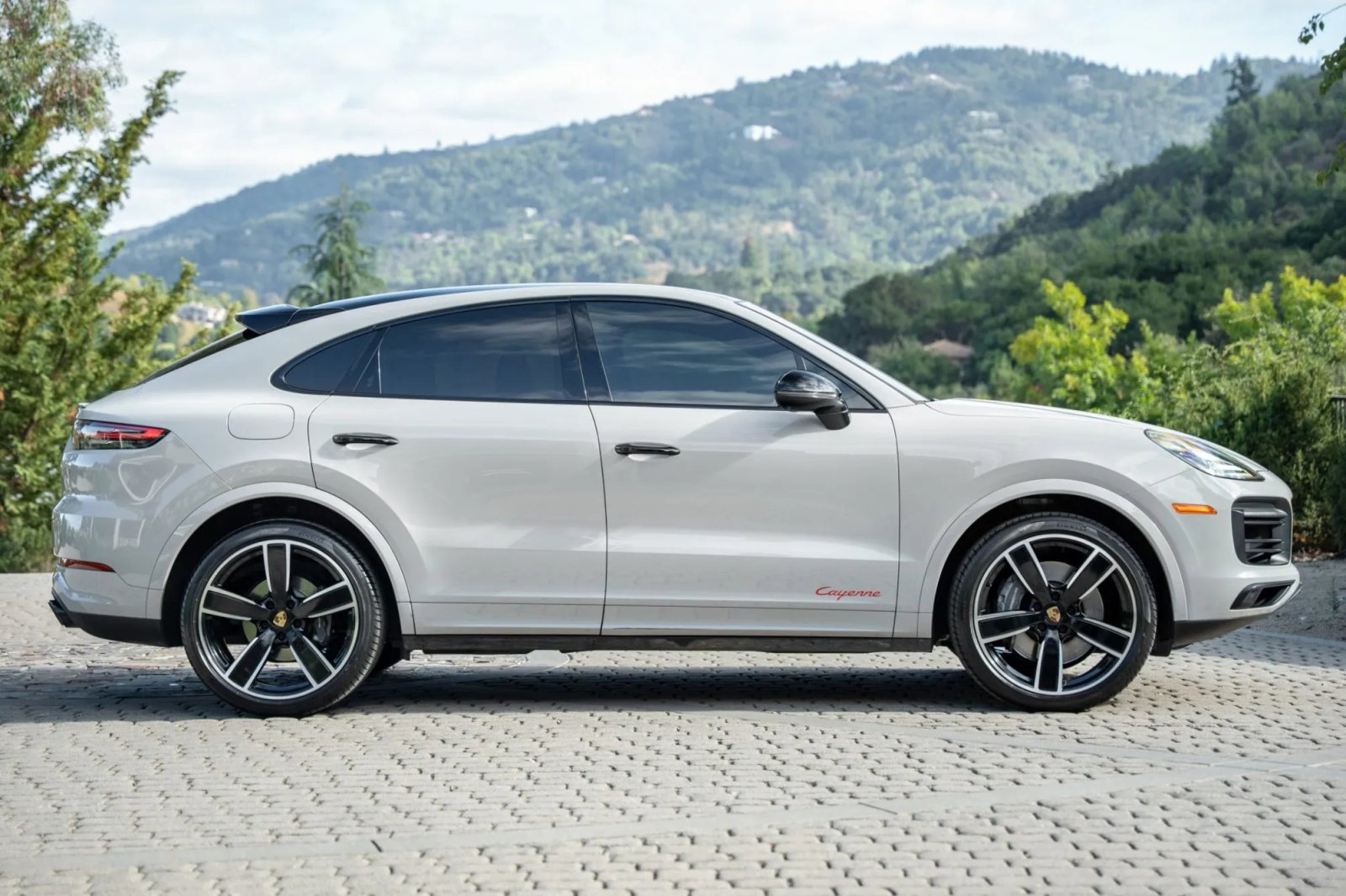 2022 Porsche Cayenne Coupe photo 3