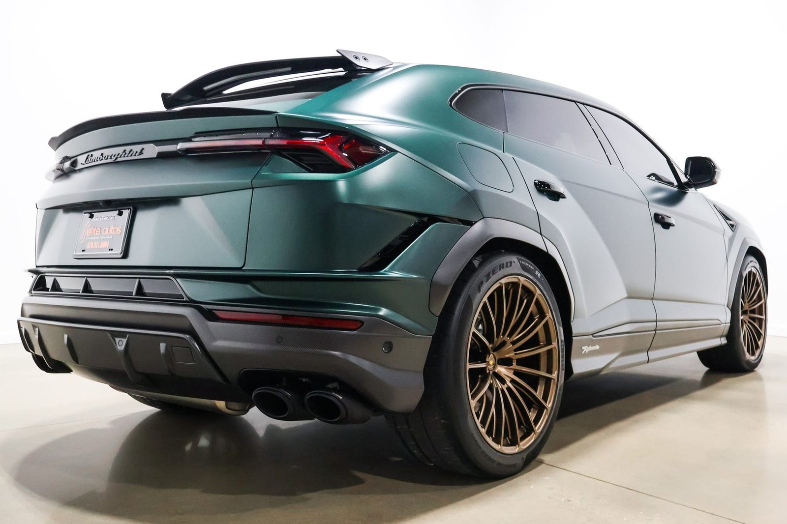1,700-Mile 2024 Lamborghini Urus Performante photo 2