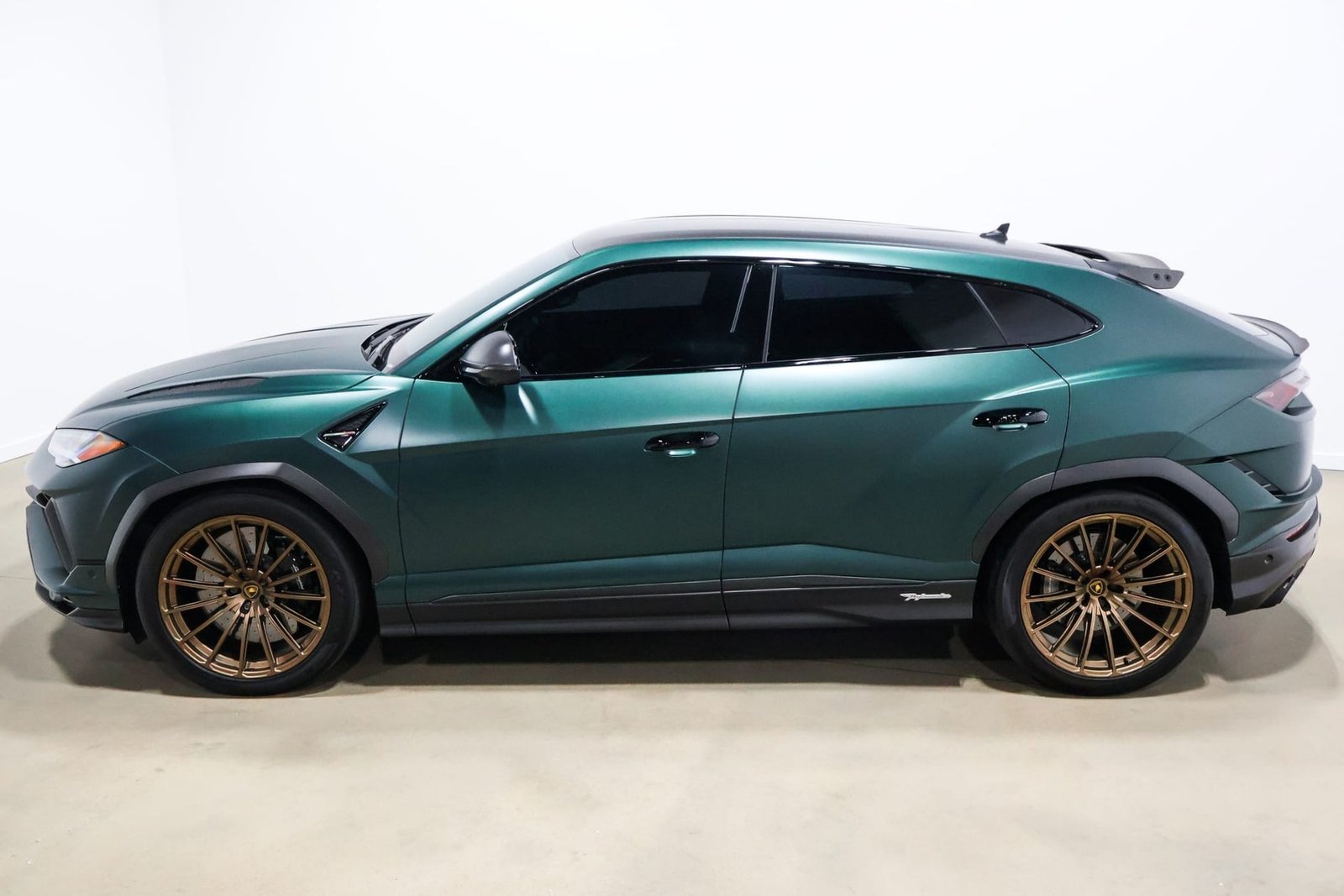 1,700-Mile 2024 Lamborghini Urus Performante photo 3