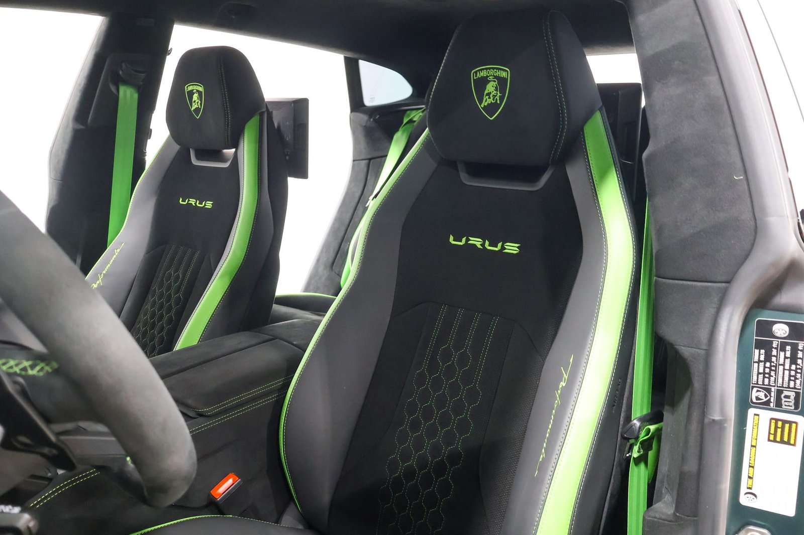 1,700-Mile 2024 Lamborghini Urus Performante photo 4