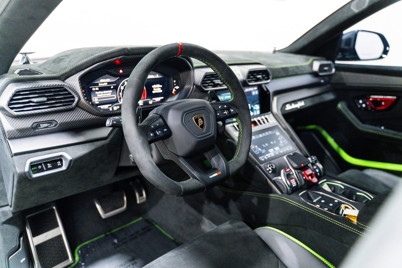 1,700-Mile 2024 Lamborghini Urus Performante photo 5