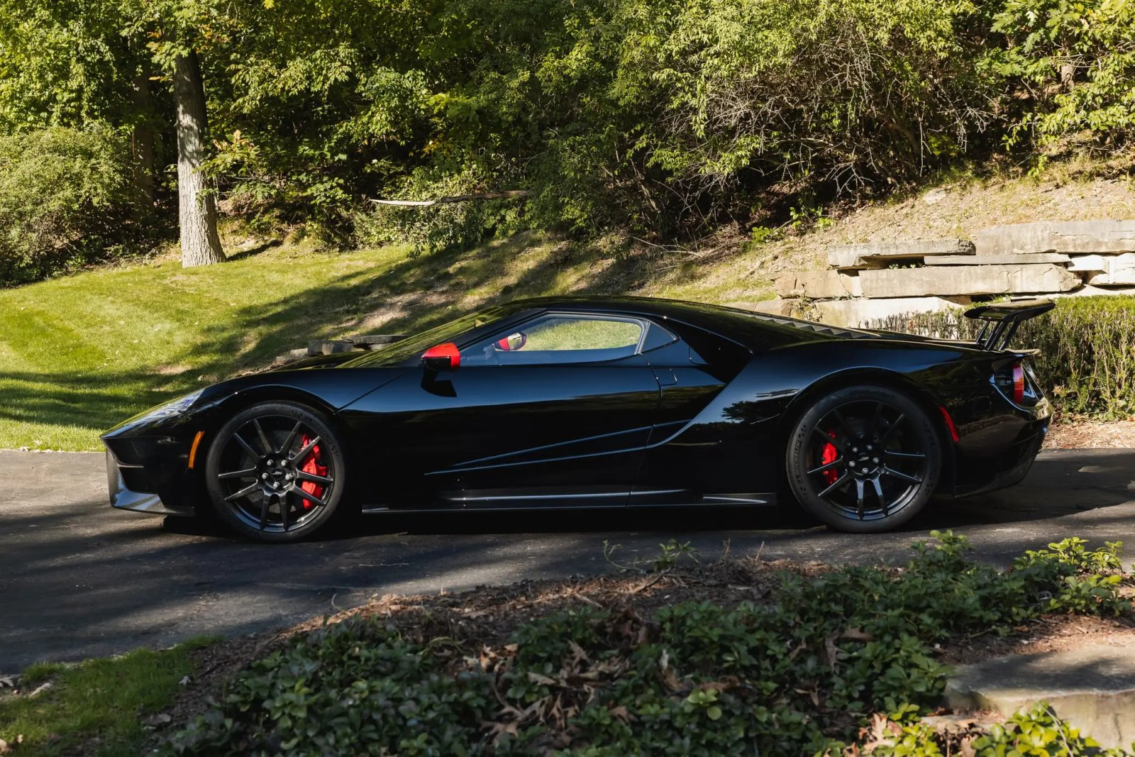738-Mile 2020 Ford GT Carbon Series photo 4
