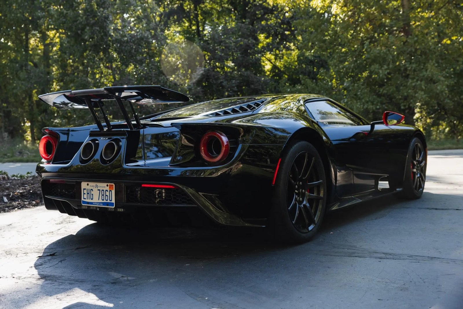 738-Mile 2020 Ford GT Carbon Series photo 2